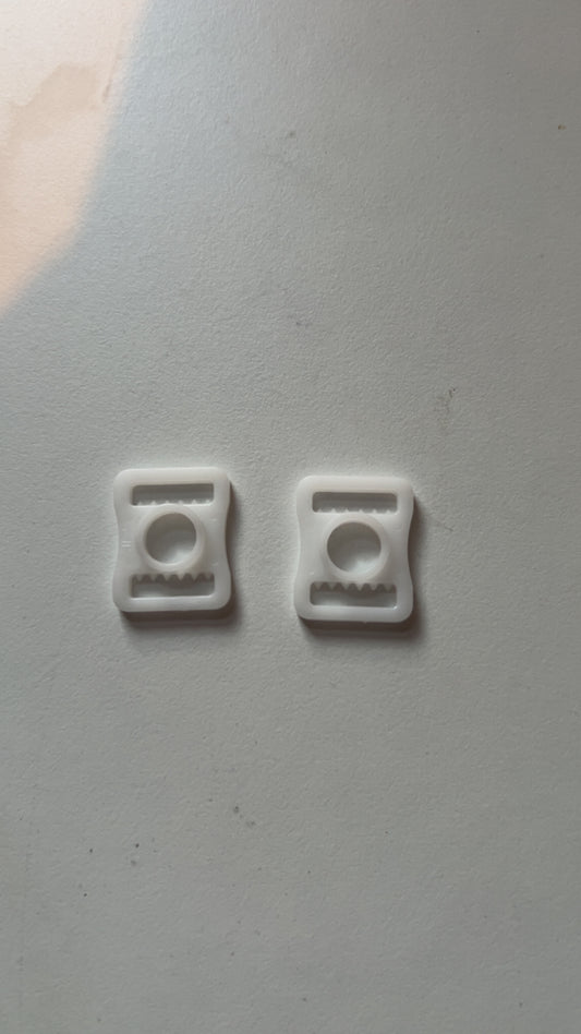 Oldstyle white clips