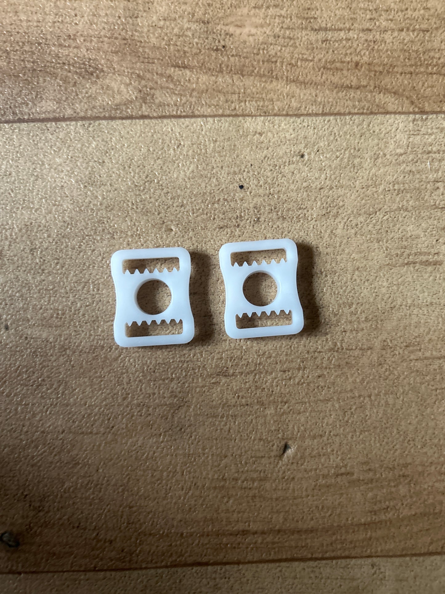 Oldstyle white clips